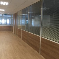 altı üstü panel,ortası çift cam jaluzili ofis bölme sistemi